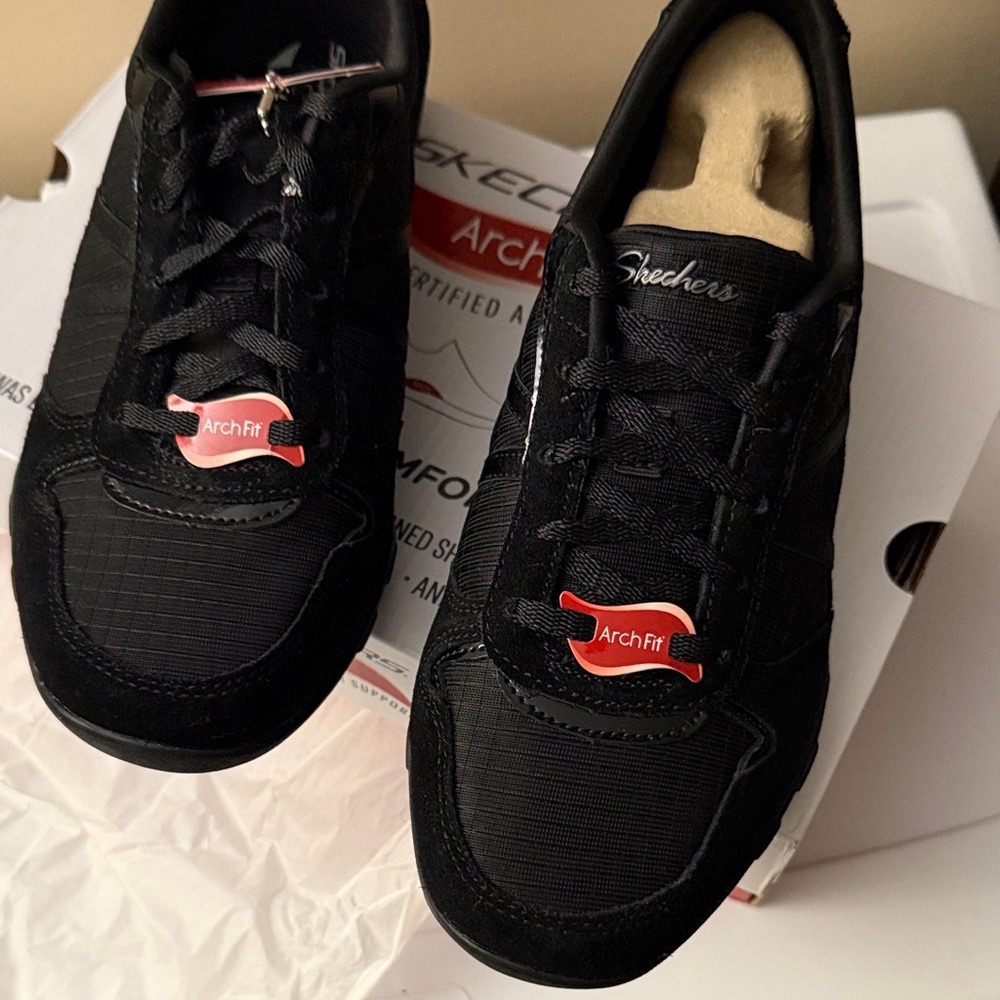 Skechers woman Arch Fit Black Slip-Resistant Athletic Shoe size 8